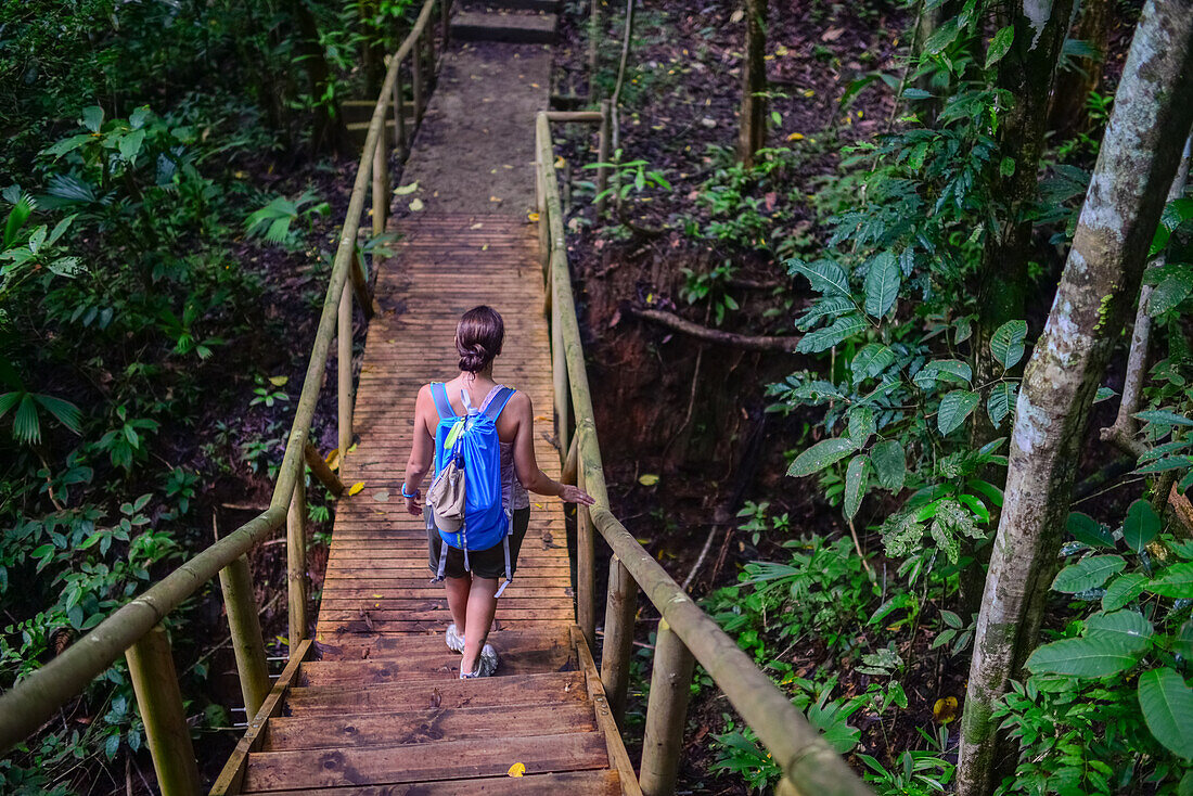 Junge weiße abenteuerlustige Frau erkundet den Manuel-Antonio-Nationalpark in Costa Rica