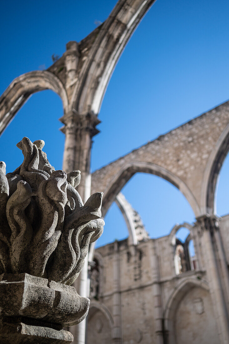 Carmo Convento (Convento da Ordem do Carmo), ein ehemaliges katholisches Kloster, das 1755 zerstört wurde und das Archäologische Museum Carmo (MAC) beherbergt, Lissabon, Portugal