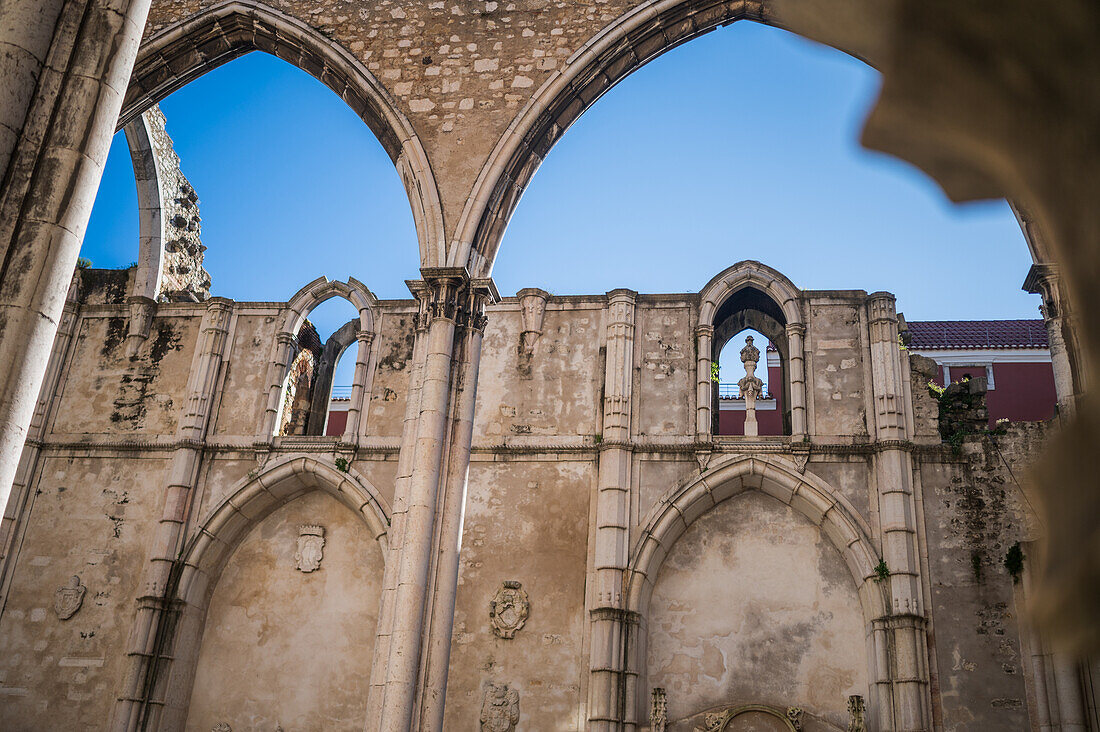 Carmo Convento (Convento da Ordem do Carmo), ein ehemaliges katholisches Kloster, das 1755 zerstört wurde und das Archäologische Museum Carmo (MAC) beherbergt, Lissabon, Portugal