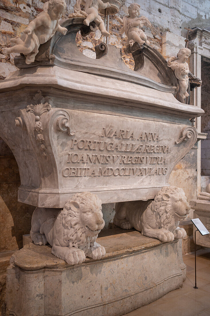 Grabmal der Königin Maria Ana von Österreich (18. Jahrhundert), Archäologisches Museum Carmo (MAC), im Kloster Carmo, Lissabon, Portugal