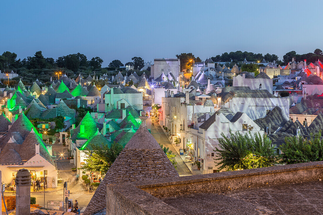 Trulli (typische Häuser) in Alberobello, Itria-Tal, Bezirk Bari, Apulien, Italien