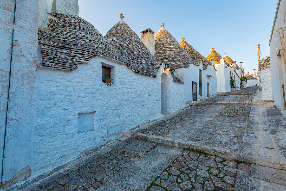 Trulli (typische Häuser) in Alberobello, Itria-Tal, Bezirk Bari, Apulien, Italien