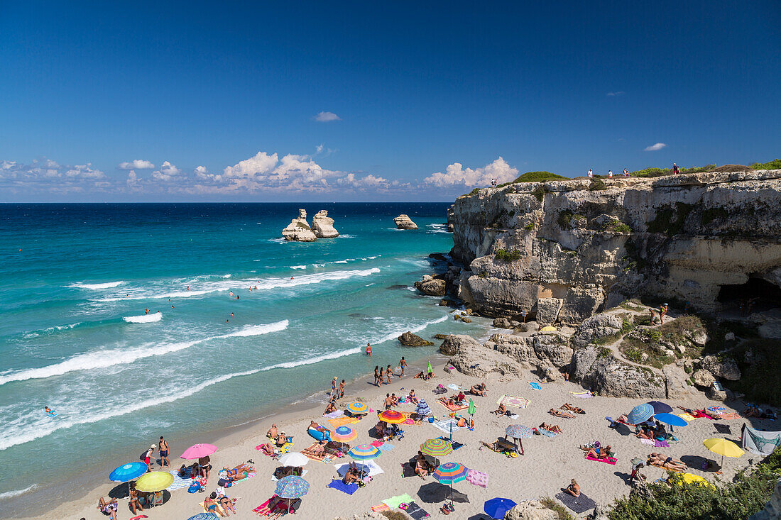 Felsformationen der zwei Schwestern in Torre dell Orso, Melendugno, Bezirk Lecce, Apulien, Italien