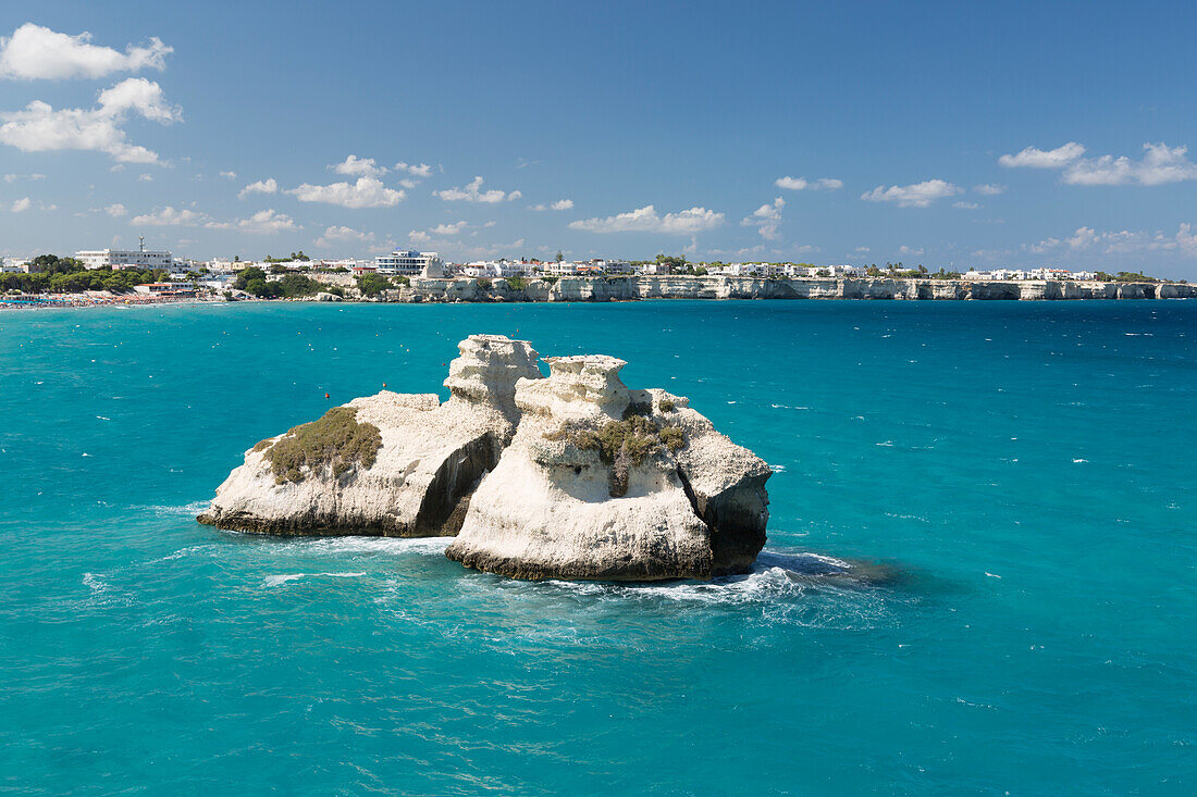 Felsformationen der zwei Schwestern in Torre dell Orso, Melendugno, Bezirk Lecce, Apulien, Italien