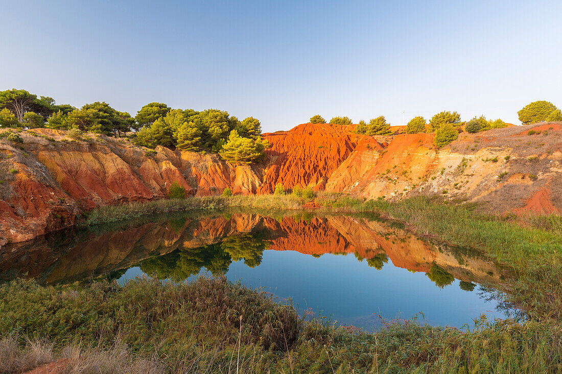 Ehemalige Bauxit-Höhle in der Nähe von Otranto, Bezirk Lecce, Apulien, Italien