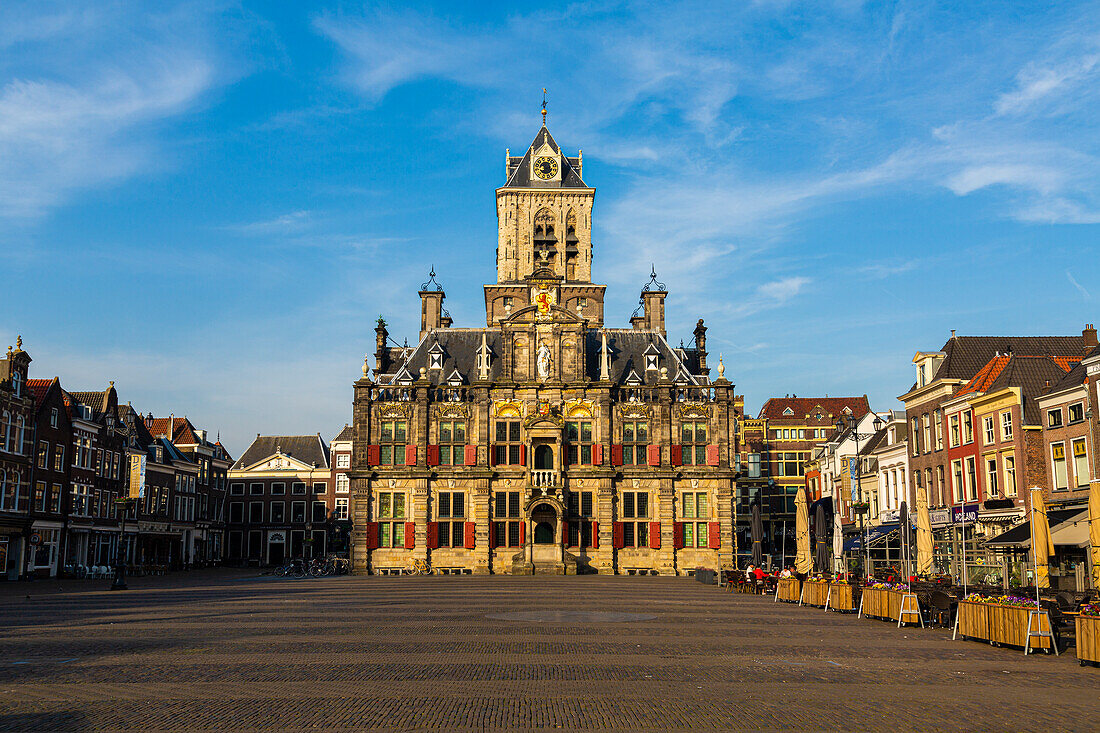 Rathausgebäude auf dem zentralen Markt von Delft, Südholland, Niederlande