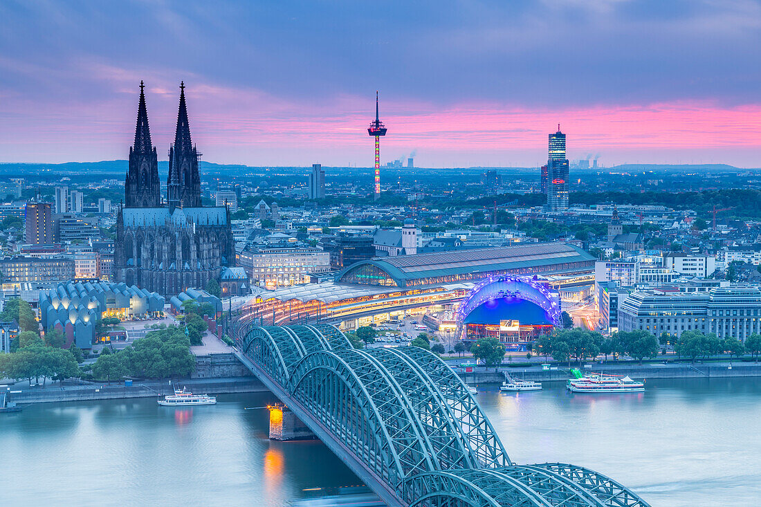 Kölner Dom, Rhein und Hohenzollernbrücke, Köln, Nordrhein-Westfalen, Deutschland