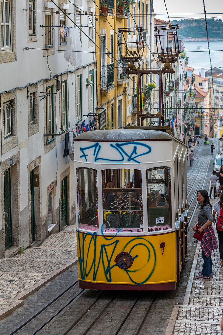 Die Standseilbahn Ascensor da Bica im Stadtviertel Bairro Alto in Lissabon, Portugal