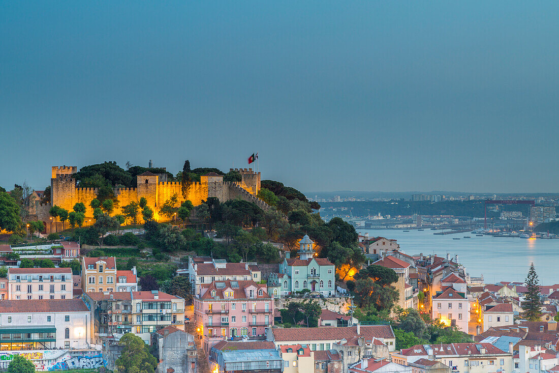 Blick vom Hügel auf die Burg Castelo de Sao Jorge, Lissabon, Portugal