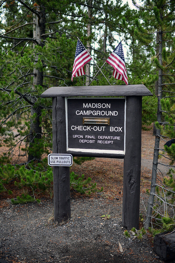 Holzschild am Madison Campground, Yellowstone-Nationalpark, USA
