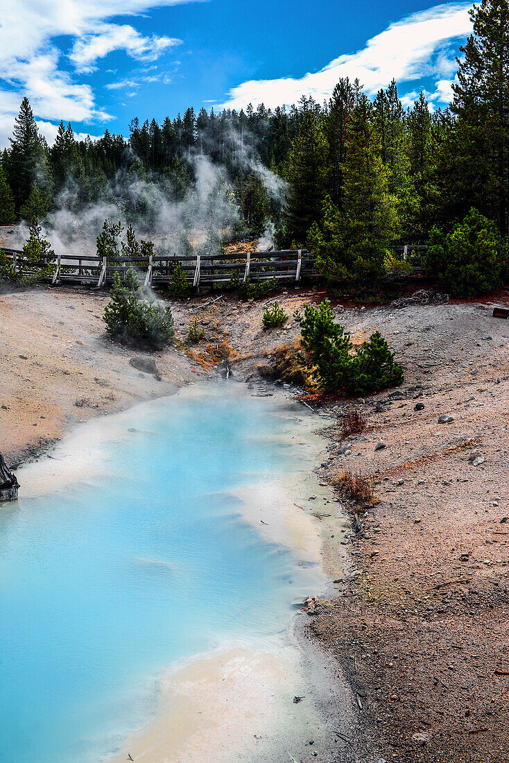 Junge Frau im Norris Geyser Basin, Yellowstone-Nationalpark, USA