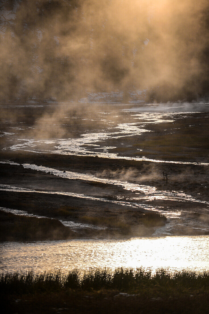 Aus dem Fluss aufsteigende Dampfschlote im Yellowstone-Nationalpark, USA