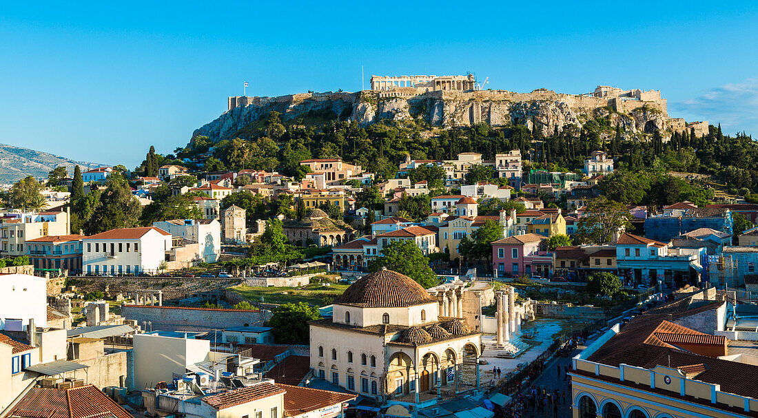 Blick von der Dachterrasse auf den Parthenon und den Monastiraki-Platz in Athen, Griechenland
