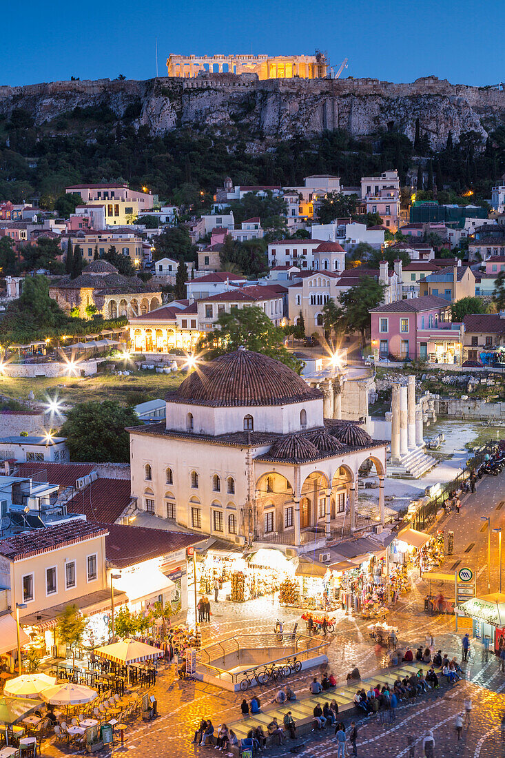 Blick von oben auf das Parthenon und den Monastiraki-Platz in Athen, Griechenland