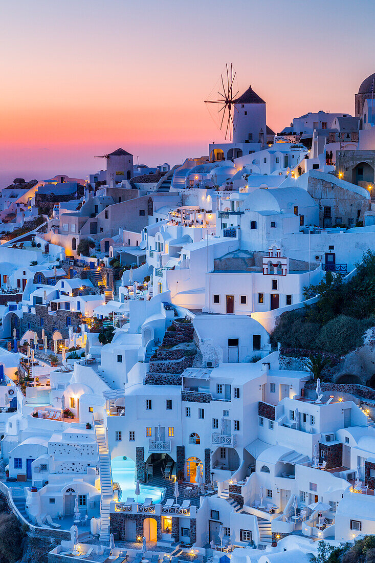 Sonnenuntergang im Dorf Oia auf Santorin, Kykladeninseln, Griechenland