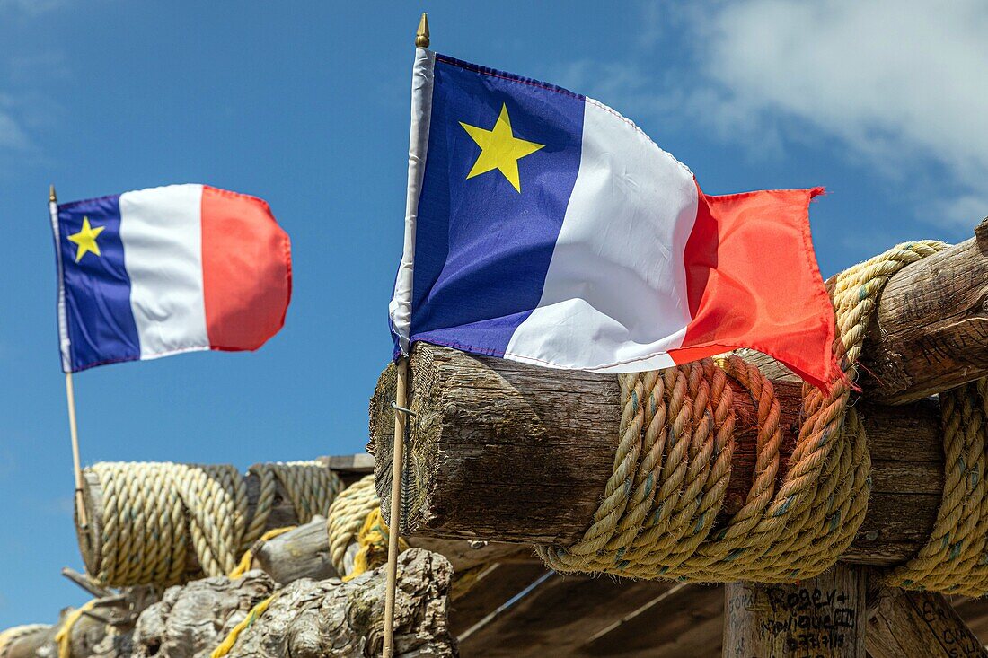 Acadia-Flagge, terrasse de steve, hafen von miscou, miscou island, new brunswick, kanada, nordamerika