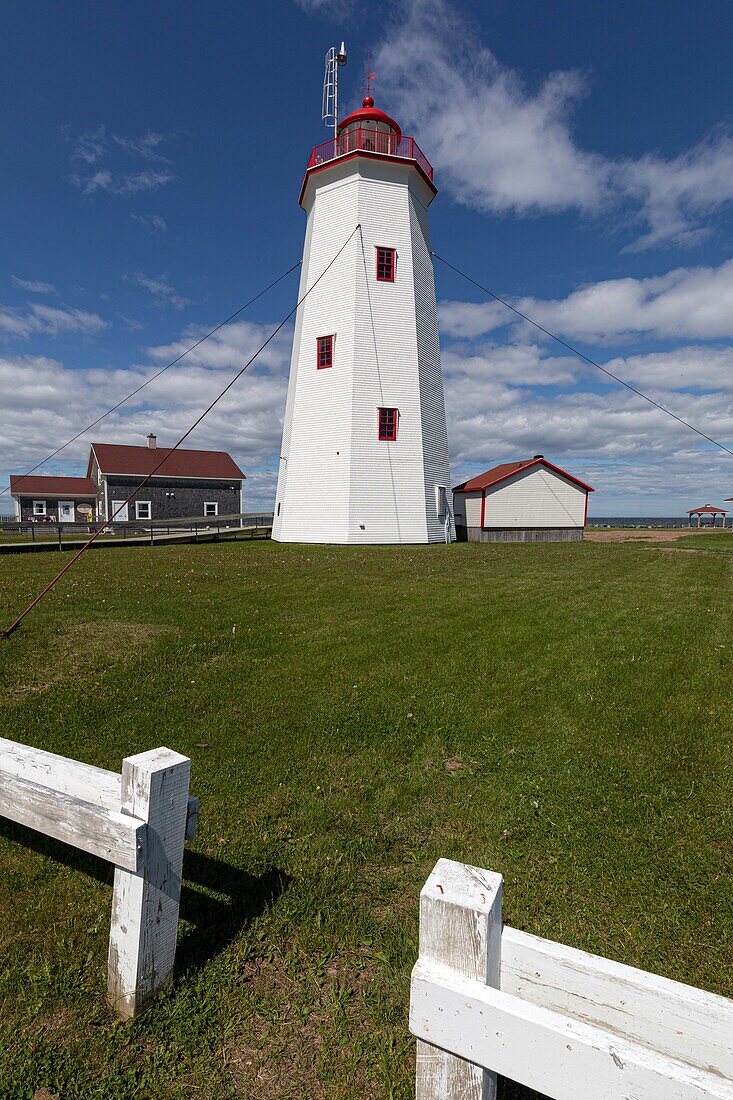 Hölzerner leuchtturm von miscou, miscou island, new brunswick, kanada, nordamerika