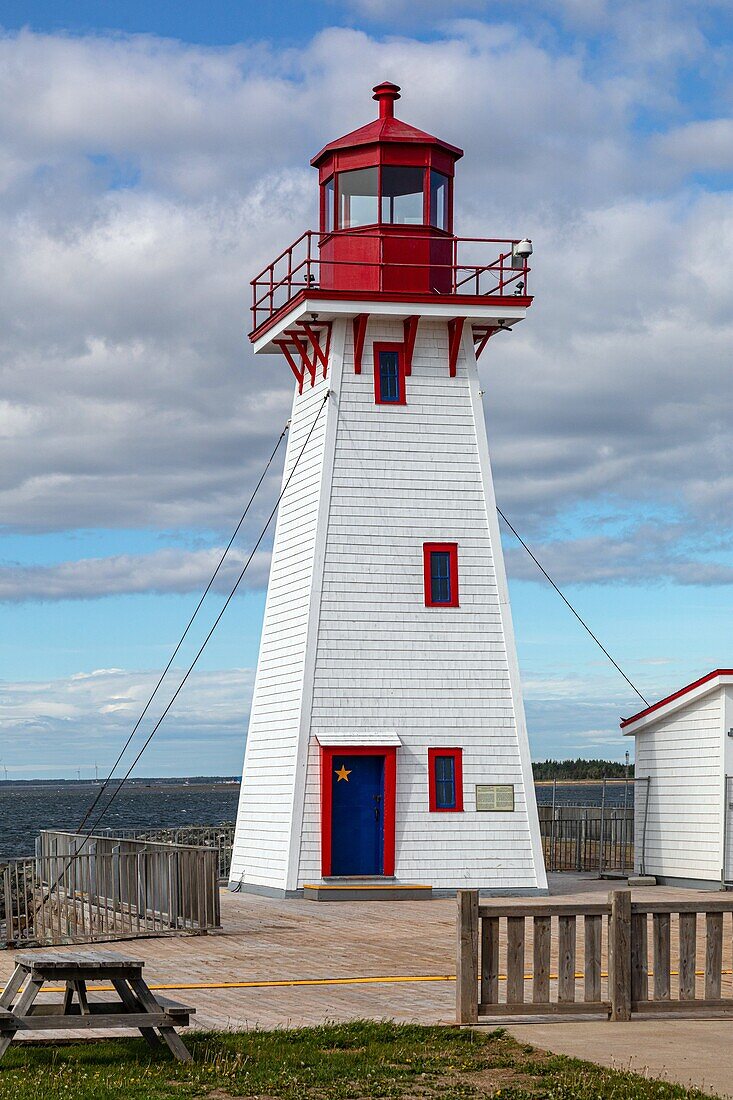 Portage islands leuchtturm aus weißem holz vor dem aquarium, shippagan, new brunswick, kanada, nordamerika