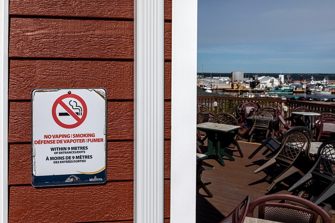 Schild, das das Rauchen und Dampfen in einem Radius von 9 Metern um das Restaurant und die Terrasse verbietet, caraquet, new brunswick, kanada, nordamerika