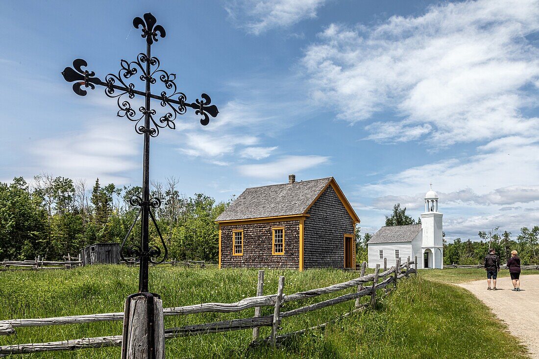 Die 1869 erbaute Schule und die 1831 erbaute Kapelle, historisches akadisches Dorf, Bertrand, New Brunswick, Kanada, Nordamerika