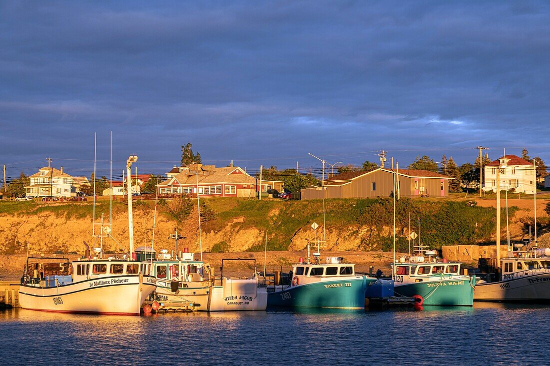 Fischerboot und Häuser an der Bucht, Fischerhafen bei Sonnenuntergang, caraquet, new brunswick, kanada, nordamerika