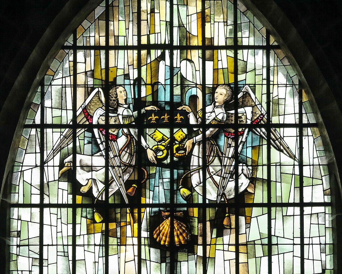 Glasmalerei mit Engeln in der Kirche Saint-Jacques de Lisieux, die das Wappen mit den Stadtschlüsseln zeigt, lisieux, calvados, normandie, frankreich