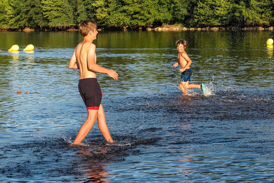 Kinder spielen im Wasser, der Lot-Fluss, Perigord, Frankreich