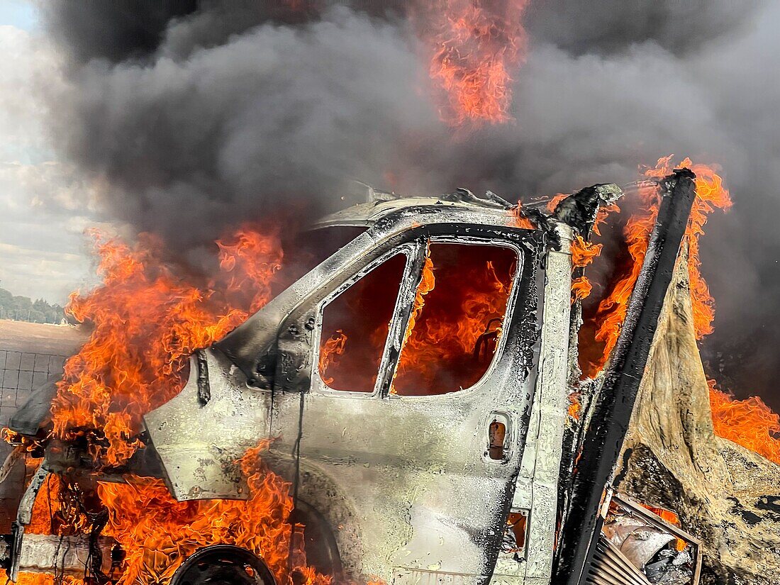 Ein brennender Lastwagen auf der Autobahn vor dem Eintreffen der Feuerwehren