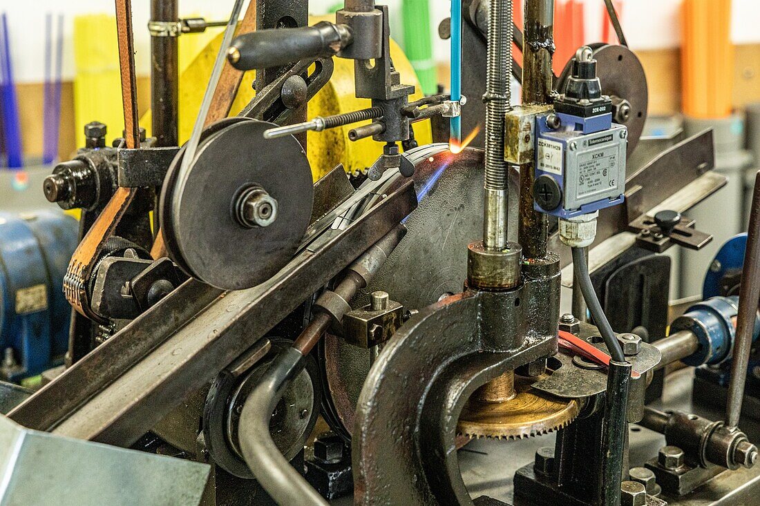 Maschine zur Herstellung von Nadeln mit Muranoglas-Nadelköpfen, Fabrik der Manufaktur bohin, lebendes Konservatorium der Nadel und der Nadel, saint-sulpice-sur-risle, orne (61), frankreich