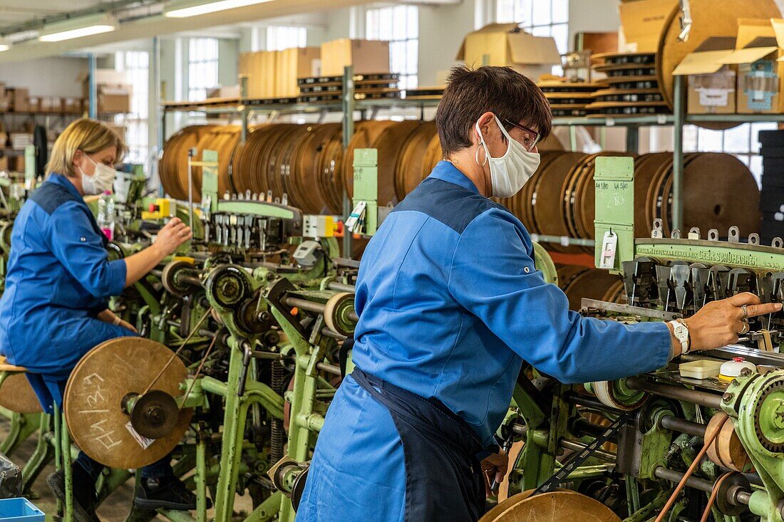 Arbeiter, die Nadeln auf die Stoffspulen vor der Endverpackung einfädeln, Fabrik der Manufaktur bohin, lebender Wintergarten der Nadel und des Stifts, saint-sulpice-sur-risle, orne (61), frankreich