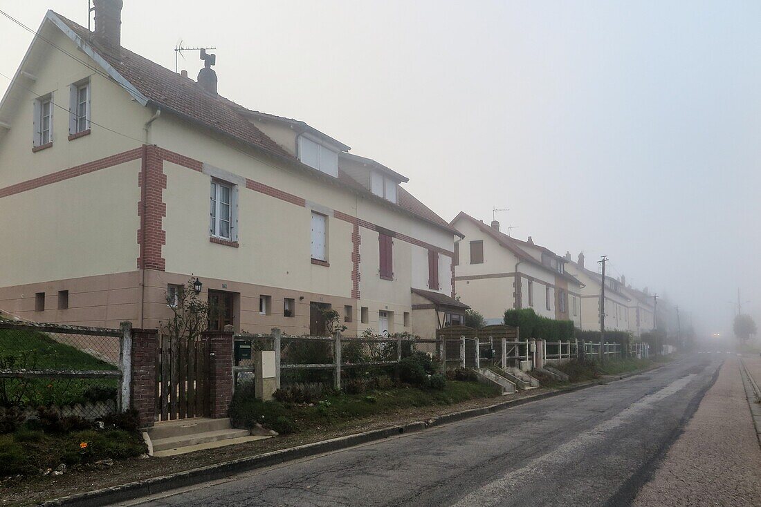 Arbeiterhäuser in der cite du moulin a papier, alte Papierfabrik, Rugles, Eure, Normandie, Frankreich