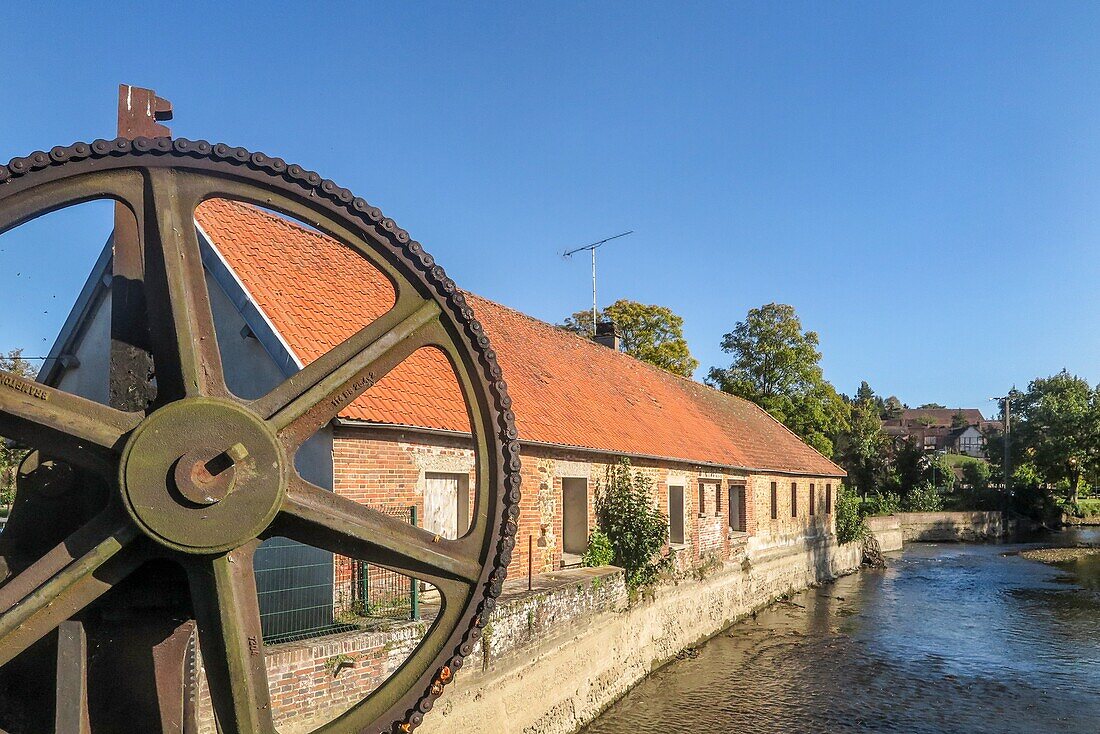 Schleuse am Fluss Risle vor der Fenderie (ehemaliger Industriestandort), Rugles, Eure, Normandie, Frankreich