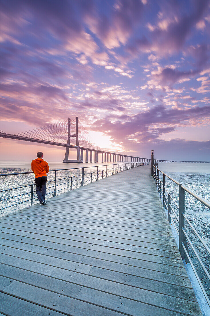 Vasco-Da-Gama-Brücke bei Sonnenaufgang, Lissabon, Portugal