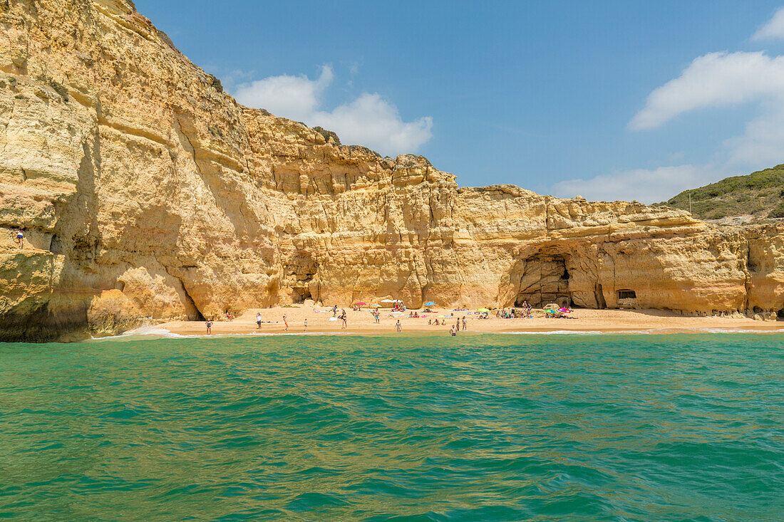 Benagil-Höhle in der Nähe von Lagoa, Bezirk Faro, Algarve, Portugal