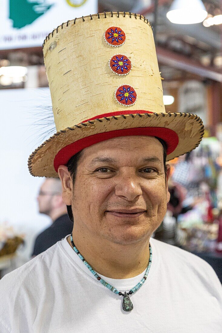 Porträt eines Mi'kmaq-Indianers mit seinem traditionellen Hut, Markt in Moncton, New Brunswick, Kanada, Nordamerika