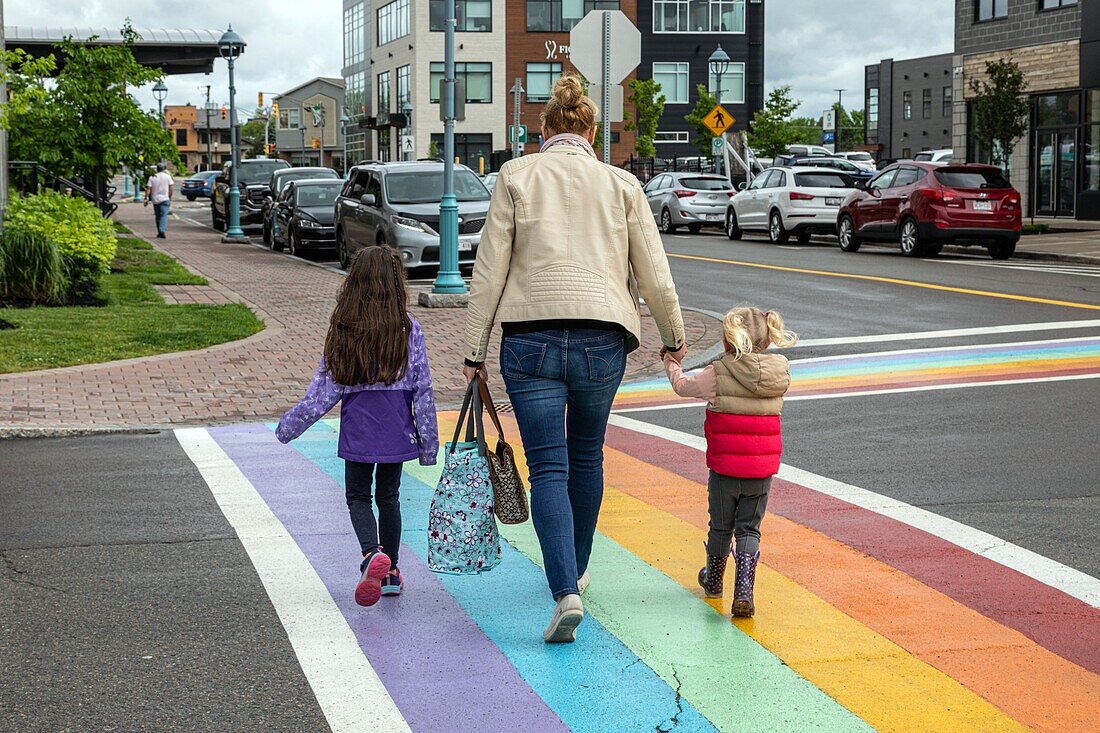 Fußgängerüberweg in den Farben des Regenbogens als Zeichen der Anerkennung der homosexuellen Gemeinschaft, moncton, new brunswick, kanada, nordamerika