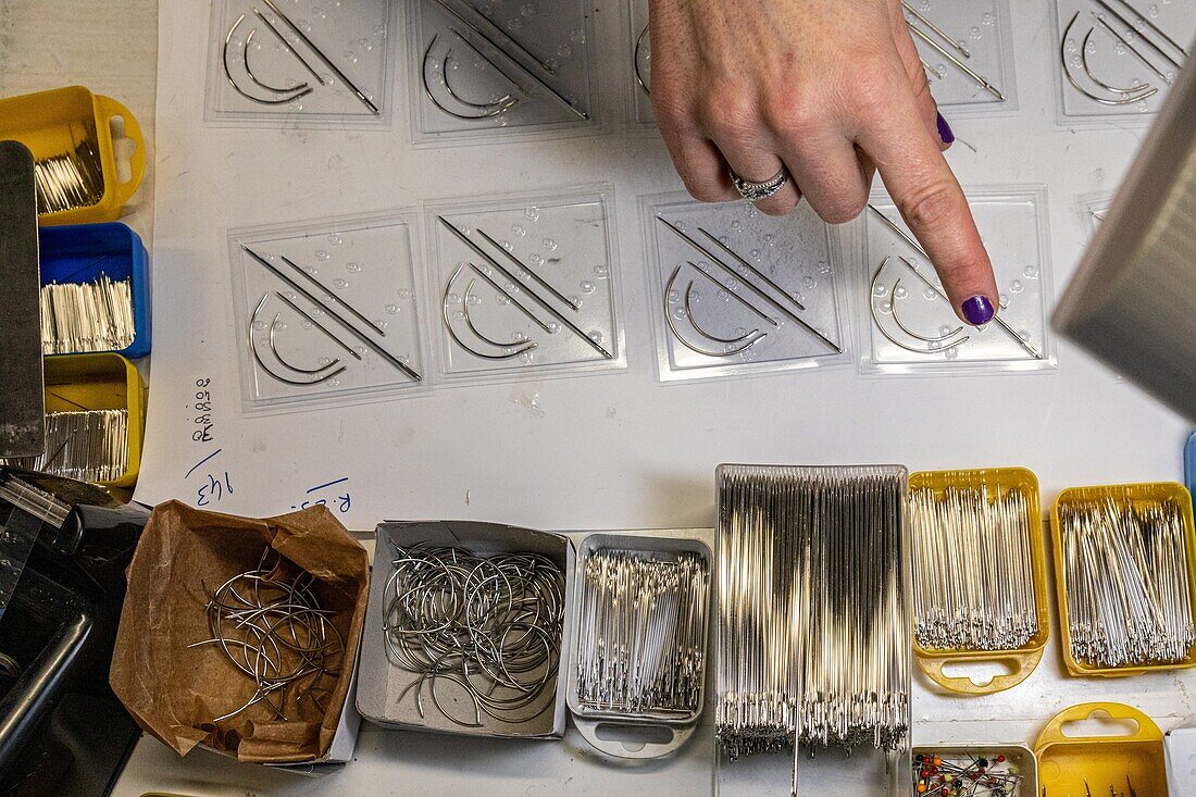 Finished needles being packaged, factory of the manufacture bohin, living conservatory of the needle and pin, saint-sulpice-sur-risle, orne (61), france