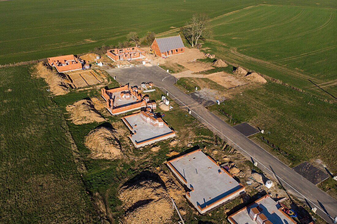 Wohnsiedlung im Bau befindlicher Eigenheime auf dem Ackerland, Rugles, Eure, Normandie, Frankreich