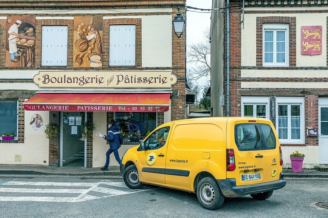 Briefträgerin auf dem Land, Postzustellung in einer Bäckerei, Francheville, Eure, Normandie, Frankreich