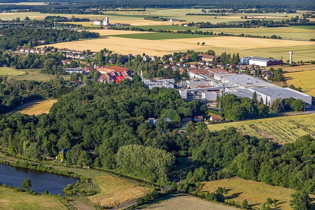 Das Risle-Tal mit den Fabriken von Framatome und Eurofoil, Metallurgieunternehmen, Rugles, Eure, Normandie, Frankreich