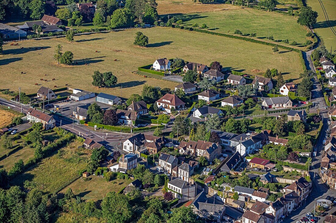 Vorstädtische Wohnsiedlung der Stadt Rugles, die sich über die Landschaft erhebt, eure, normandie, frankreich