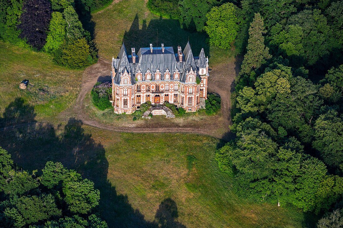 Das renovierte Einsiedlerschloss inmitten des Waldes, ambenay, eure, normandie, frankreich