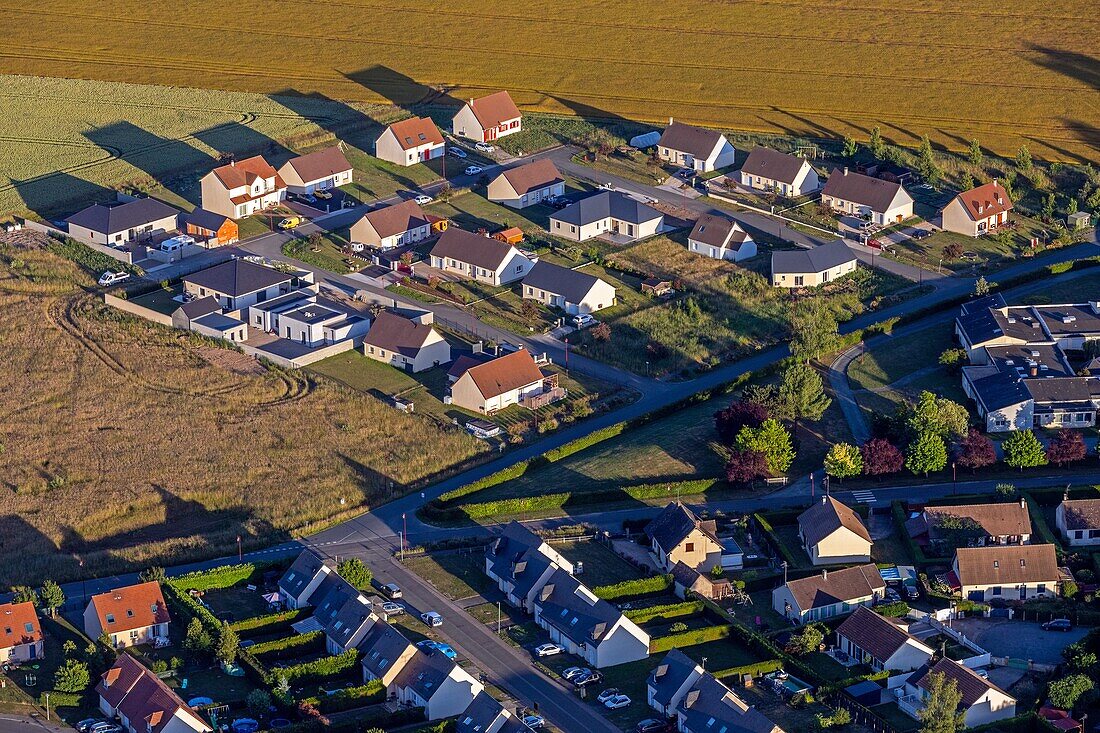 Einzelne Wohnsiedlung, die sich über das Ackerland erhebt, Landschaft, breteuil, eure, normandie, frankreich