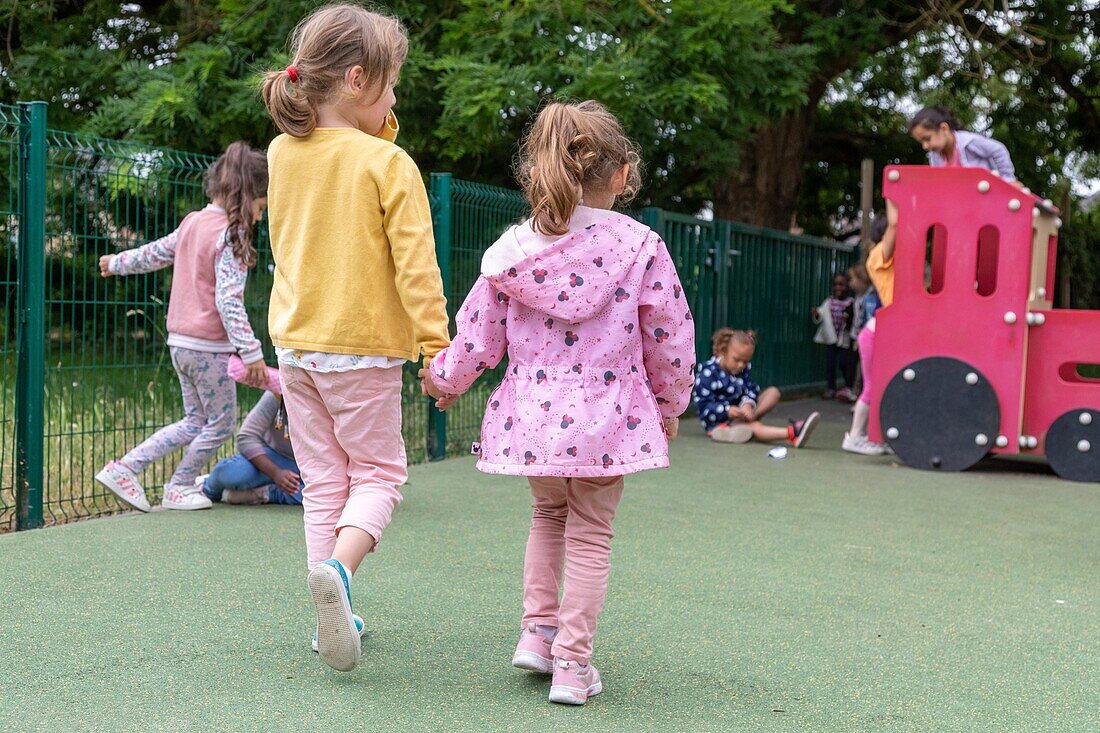 Kinder halten sich in einer Grundschule an den Händen, eure, normandie, frankreich