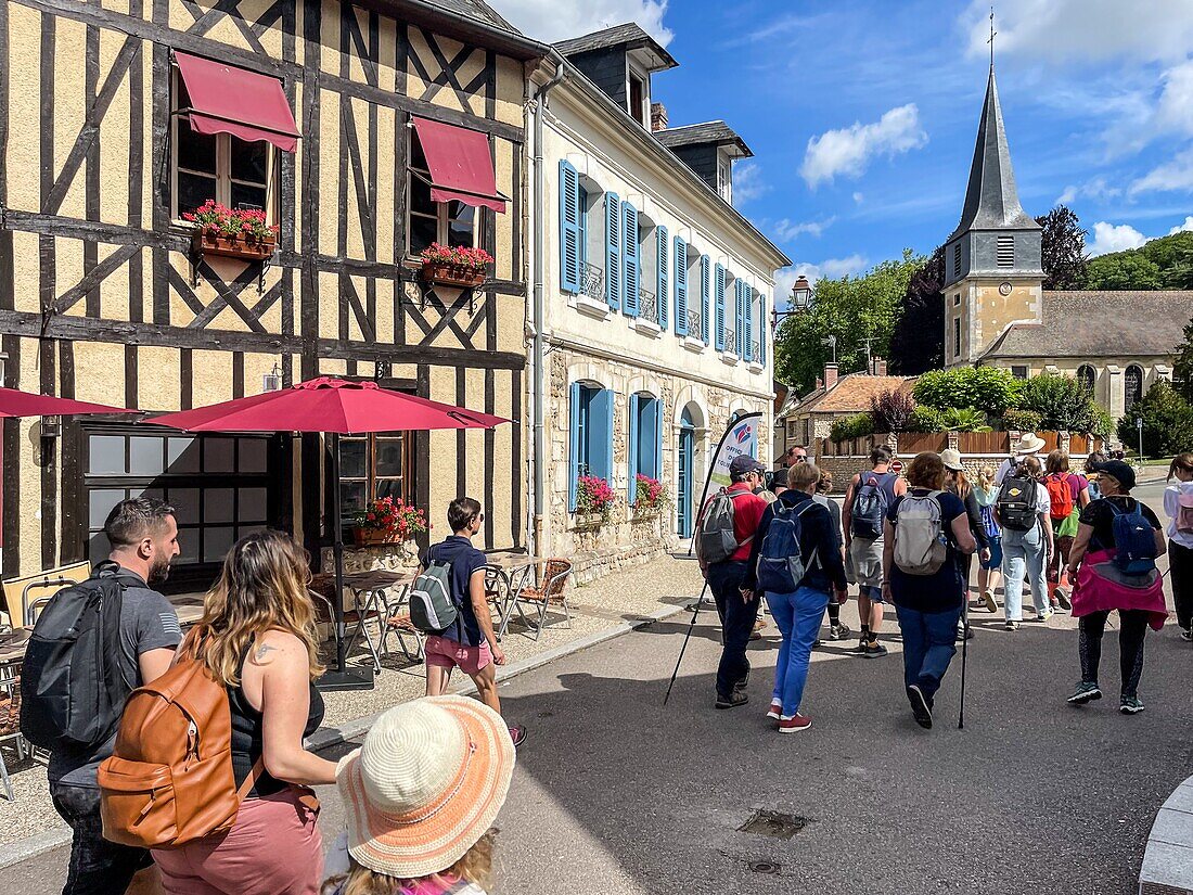 Aufbruch vom Dorf zu einer Wanderung, le bec-hellouin, eure, normandie, frankreich