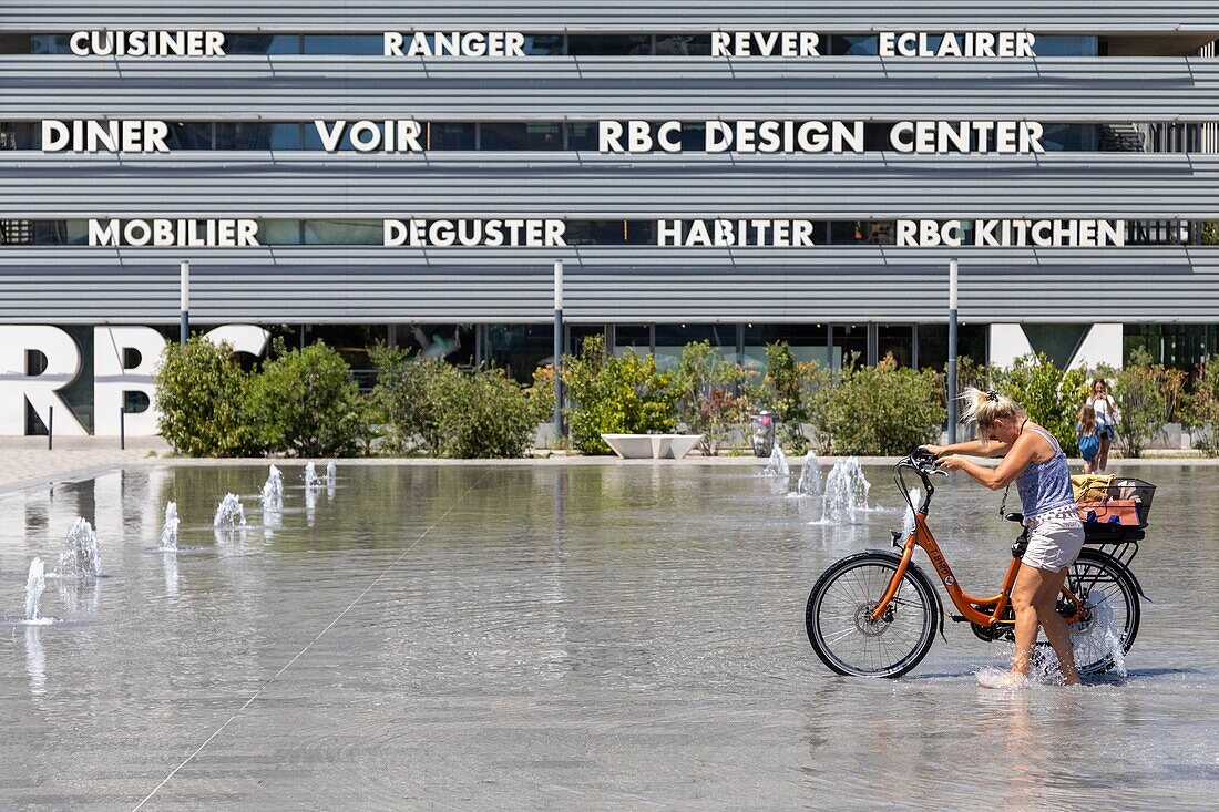 Fahrräder an der Wasserwand, avenue de la mer, raymond dugrand, montpellier, herault, okzitanien, frankreich