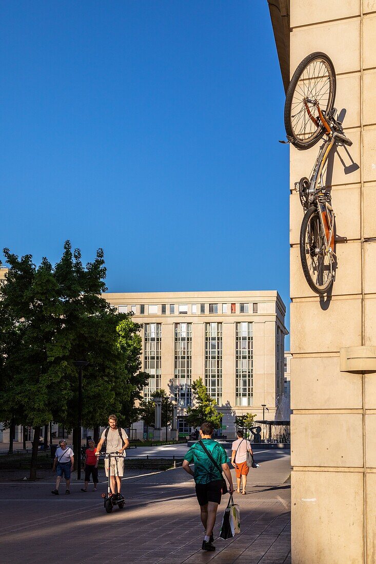 Gehweg und Straßenszene, place de thessalie, montpellier, herault, occitanie, frankreich