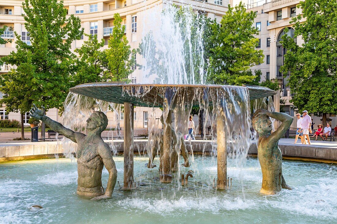 Der Brunnen auf der place de thessalie, montpellier, herault, occitanie, frankreich