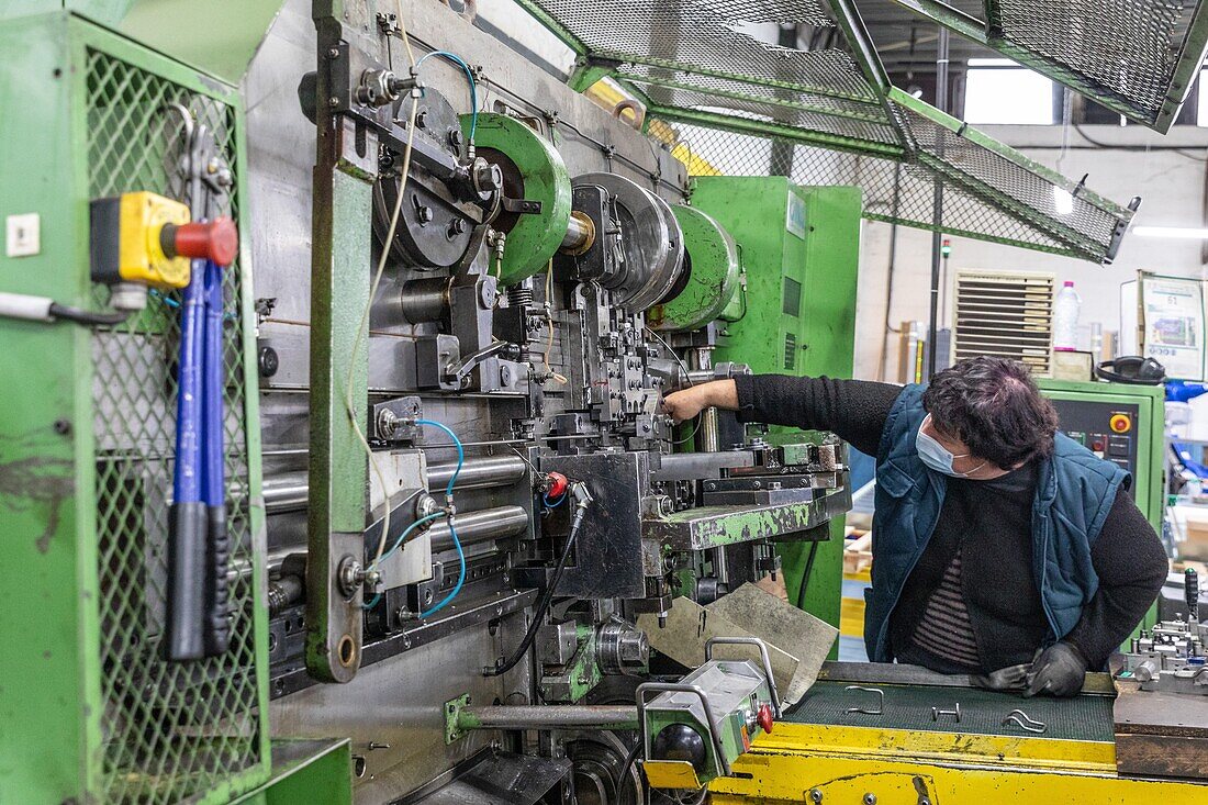 herstellung von teilen für die automobilindustrie, unternehmen caliste-marquis, spezialisiert auf die herstellung von artikeln aus metalldraht, ambenay, eure, normandie, frankreich