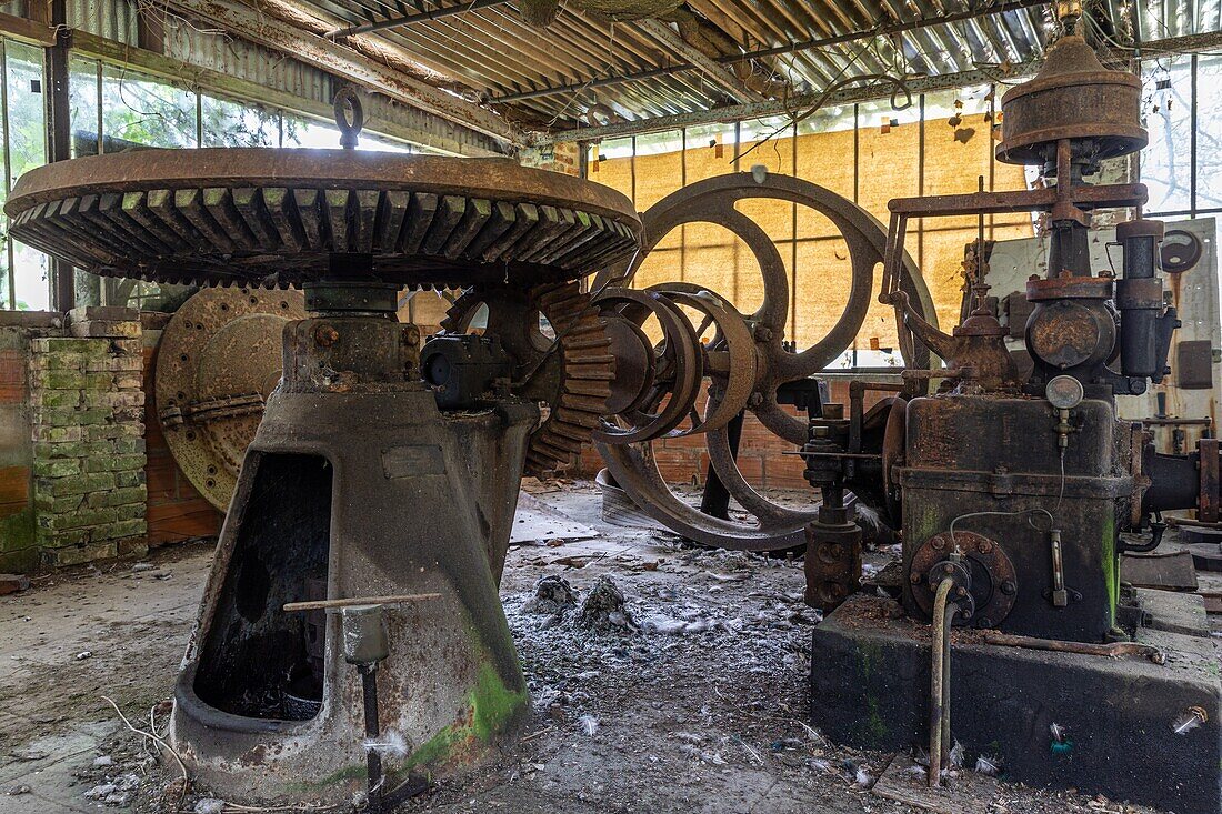Überreste der elektrischen Anlage der Fabrik, Weiler la forge, Rugles, Normandie, Frankreich